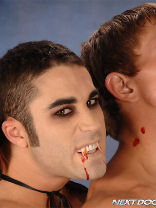 Kinky amateur gays Marcus Mojo and Samuel O'Toole fuck in vampire fetish sex