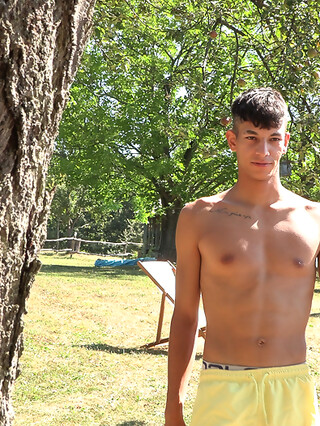INTERVIEW & SOLO: Miguel Rivas by FreshMen