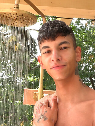 INTERVIEW & SOLO: Miguel Rivas by FreshMen