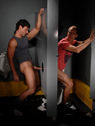 Hot gays Jeremy Bilding & Brandon Lewis fuck each other's through a gloryhole