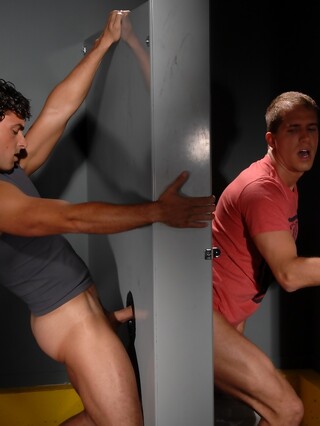 Hot gays Jeremy Bilding & Brandon Lewis fuck each other's through a gloryhole