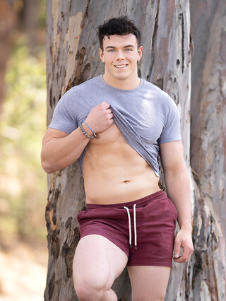 Hunky gay bodybuilder Clark Reid flashes his ass outdoors before posing naked