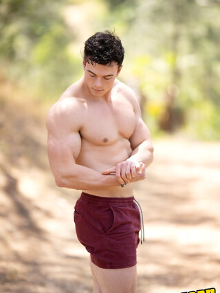 Hunky gay bodybuilder Clark Reid flashes his ass outdoors before posing naked